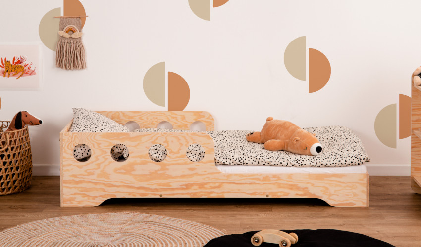 Drewniane łóżko TILA 6C z barierkami na połowie łóżka wykonane ze sklejki sosnowej w kolorze naturalnego drewna